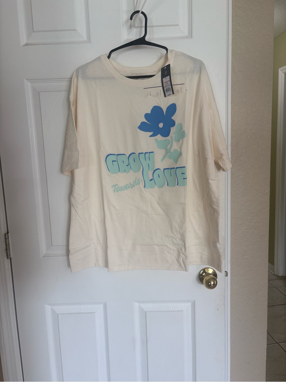 Universal Thread Women’s XL Cream Grow Towards Love Graphic T-Shirt NWT